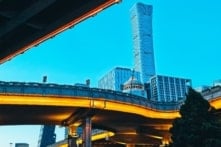 Máy bay nhỏ đâm vào tòa nhà cao nhất Bắc Kinh; Ông Tập có lo sợ bị ám sát?