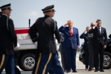 Tổng thống Trump trực tiếp đón hài cốt 4 binh sĩ Mỹ trở về từ chiến trường
