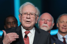 Ông Warren Buffett cảnh báo “tâm thế đánh bạc”: Bài học nào cho thị trường chứng khoán Việt Nam?