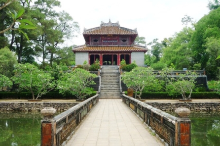Thơ ở lăng vua Minh Mạng