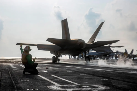 USS Lincoln phóng tiêm kích ra sao giữa “pháo đài nổi” nhiều tầng trên biển?