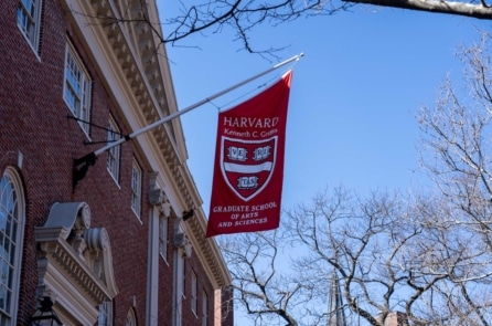 Harvard đứng đầu về nhận tài trợ nước ngoài, nhà lập pháp Mỹ lo ngại dòng tiền từ Trung Quốc