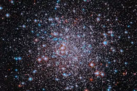 Màn pháo hoa giữa vũ trụ: NASA công bố ảnh cụm sao cầu 13 tỷ năm tuổi