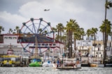Hàng loạt thanh niên đổ vào khu nhà giàu ở California gây náo loạn: 402 người bị bắt