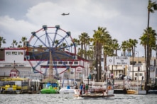 Hàng loạt thanh niên đổ vào khu nhà giàu ở California gây náo loạn: 402 người bị bắt
