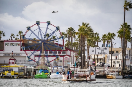 Hàng loạt thanh niên đổ vào khu nhà giàu ở California gây náo loạn: 402 người bị bắt
