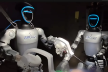 Robot hình người lần đầu tiên thực hiện thành công ca phẫu thuật