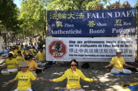 Paris: Học viên Pháp Luân Công mít tinh phản đối bức hại trước Đại sứ quán Trung Quốc