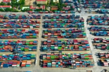 Mỹ – Việt phối hợp chặn hành vi “rửa xuất xứ”; đầu tư Trung Quốc vào Việt Nam giảm