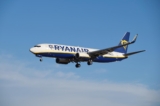 Sự cố vỡ cửa sổ máy bay Ryanair: Hành khách bị hút nửa người ra ngoài, may mắn thoát nạn
