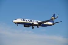 Sự cố vỡ cửa sổ máy bay Ryanair: Hành khách bị hút nửa người ra ngoài, may mắn thoát nạn