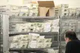 24 bang do Dân chủ lãnh đạo kiện USPS, quy định bỏ phiếu qua thư bị chặn
