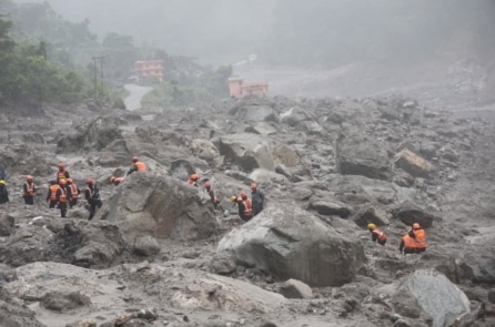Cô gái Nepal mất 17 người thân sau trận lũ kinh hoàng