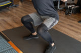Nhân viên bị phạt squat 200 lần, phải nhập viện vì tiêu cơ vân