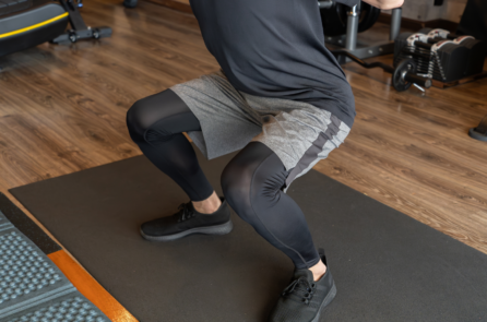 Nhân viên bị phạt squat 200 lần, phải nhập viện vì tiêu cơ vân