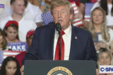 Bị người biểu tình làm gián đoạn cuộc vận động, ông Trump đáp trả đầy dí dỏm