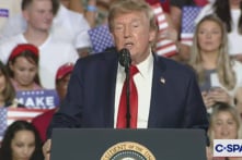 Bị người biểu tình làm gián đoạn cuộc vận động, ông Trump đáp trả đầy dí dỏm