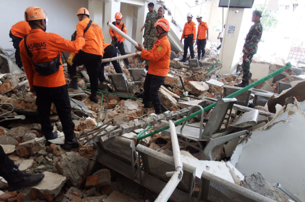 Động đất 7,7 độ richter ở Indonesia: Ít nhất 20 người thiệt mạng, nhiều tòa nhà sụp đổ