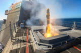 Máy bay trực thăng Mỹ phóng 2 tên lửa Hellfire, ngăn tàu hàng đi đến Iran