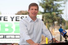 FBI khám xét biệt thự ở Beverly Hills, điều tra bê bối tình dục của ông Swalwell