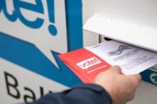 Tối cao Pháp viện Mỹ cho phép triển khai một phần sắc lệnh bầu cử của ông Trump