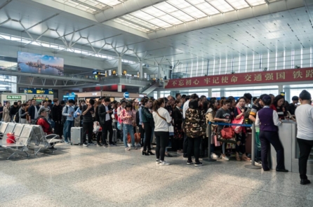 Người trong ngành xuất nhập cảnh Trung Quốc tiết lộ nội tình gây sốc về “quy định mới”