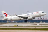 Tiếp viên China Eastern quỳ xin lỗi hành khách vì xe đẩy chạm khuỷu tay
