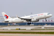 Tiếp viên China Eastern quỳ xin lỗi hành khách vì xe đẩy chạm khuỷu tay