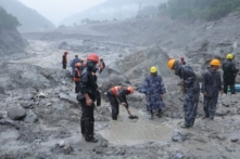 Gần 1.000 công nhân bị mắc kẹt trong đường hầm do sạt lở đất ở Nepal