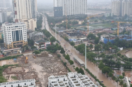 Mưa xuyên đêm tại Hà Nội, nhiều tuyến đường ngập sâu
