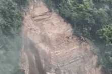 Núi lở, đất đá chảy như lũ quét tại Nghệ An (VIDEO)