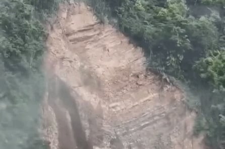 Núi lở, đất đá chảy như lũ quét tại Nghệ An (VIDEO)