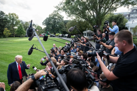 Ông Trump tuyên bố cấm CNN và 2 hãng truyền thông khác vào Nhà Trắng