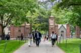 Các trường Đại học Mỹ hạ chuẩn tuyển sinh, giảm học phí để thu hút tân sinh viên