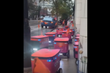 Robot giao đồ ăn chen chúc kín vỉa hè Chicago: Tiện lợi hay phiền toái?
