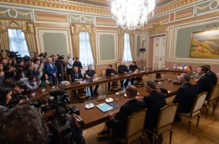 Ukraine tái tập kích lọc dầu Nga, nhà máy Ryazan bốc cháy; Mỹ dọa cắt tình báo