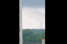 TQ: Lốc xoáy tấn công Hải Nam; hồ chứa xả nước, lũ quét dữ dội (Video)