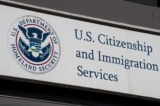 USCIS có thể kiểm tra báo cáo tín dụng của người bảo lãnh khi xét thẻ xanh