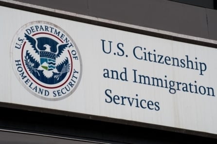 USCIS có thể kiểm tra báo cáo tín dụng của người bảo lãnh khi xét thẻ xanh