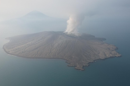 Indonesia: Thuyền chở 8 người, gồm 5 nhà báo, mất tích khi đưa tin về núi lửa Anak Krakatau