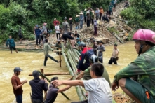 Sạt lở núi kinh hoàng tại Nghệ An: Xã biên giới mở đường mòn, cầu tạm