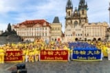 Học viên Pháp Luân Công diễu hành quy mô lớn ở Praha phản đối cuộc đàn áp của ĐCSTQ