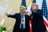 CEO Nvidia Jensen Huang kể ông Trump dìu mẹ mình rời bục tại lễ trao huân chương