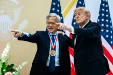 CEO Nvidia Jensen Huang kể ông Trump dìu mẹ mình rời bục tại lễ trao huân chương