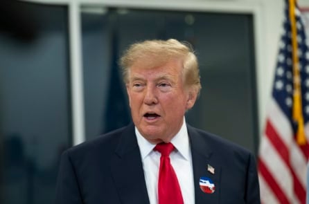 Ông Trump nói sẽ sớm “chính thức cấm” thuật ngữ “AI” trong mọi văn bản liên quan