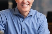 CEO United Airlines Scott Kirby đề xuất thuế tài sản toàn quốc và thuế thừa kế gần 100%