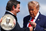 DeSantis tặng Trump đồng xu vàng khắc lời thách thức những kẻ từng ám sát hụt năm 2024