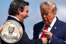 DeSantis tặng Trump đồng xu vàng khắc lời thách thức những kẻ từng ám sát hụt năm 2024
