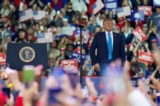 Ông Trump hứa đầu tư 100 triệu USD vào nhà máy dược Kentucky nếu Cộng hòa thắng cử