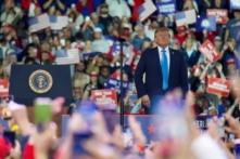 Ông Trump hứa đầu tư 100 triệu USD vào nhà máy dược Kentucky nếu Cộng hòa thắng cử